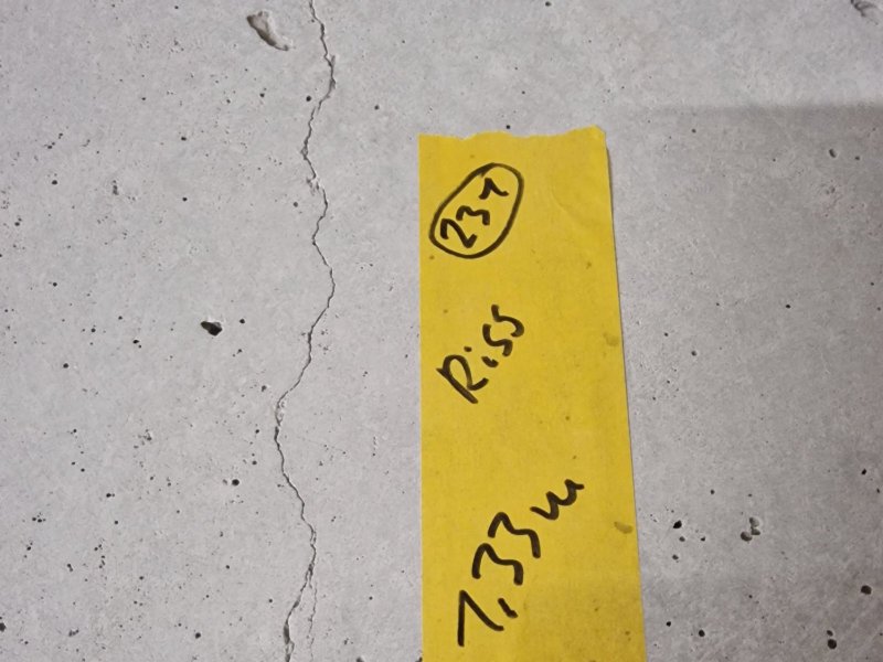sichtbeton-schadensbilder-sichtbeton-schadensbild-riss.jpg